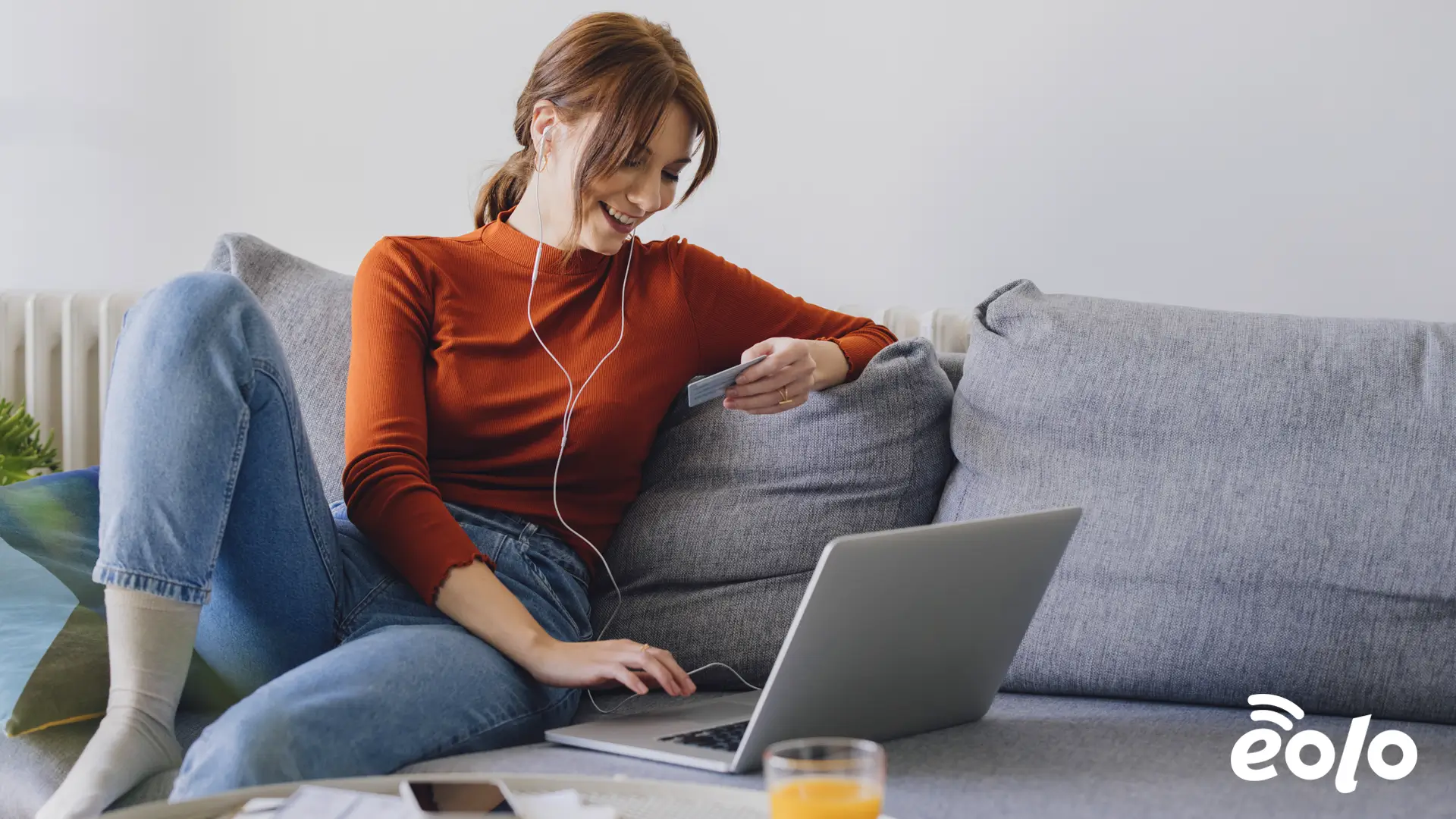 ragazza che compra online durante il black friday