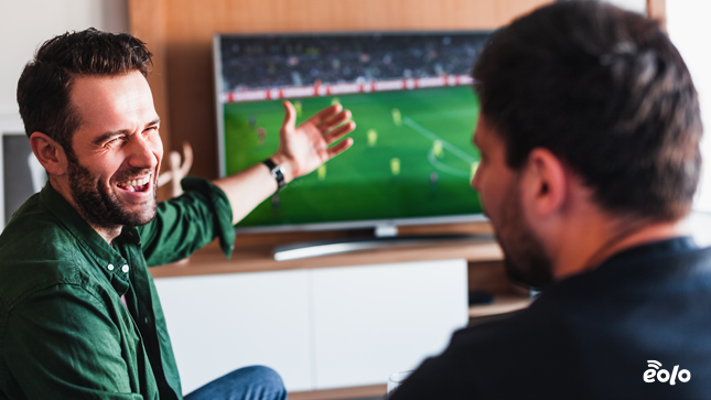 ragazzi guardano la partita in streaming