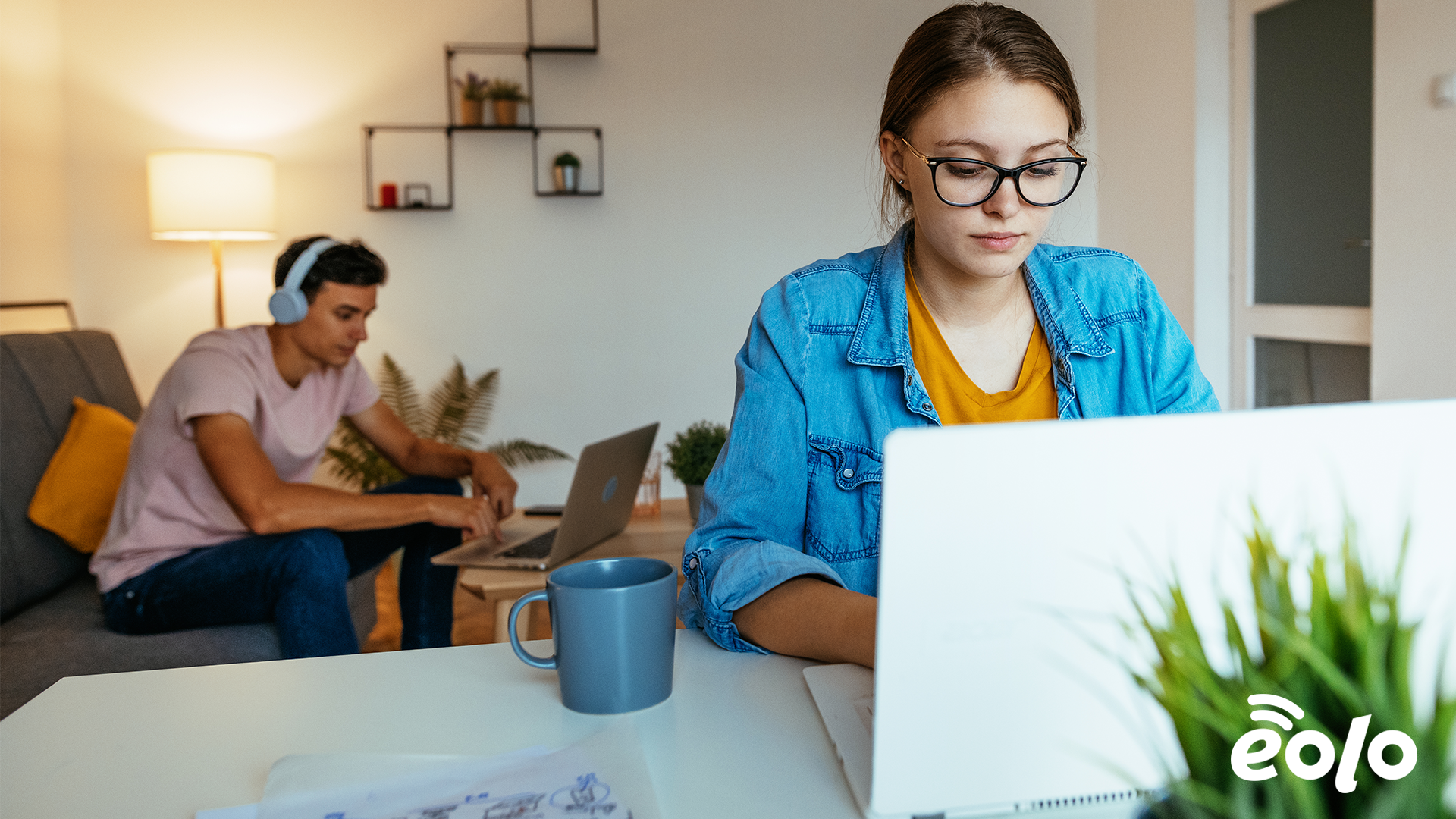 ragazza al pc che configura un router wifi