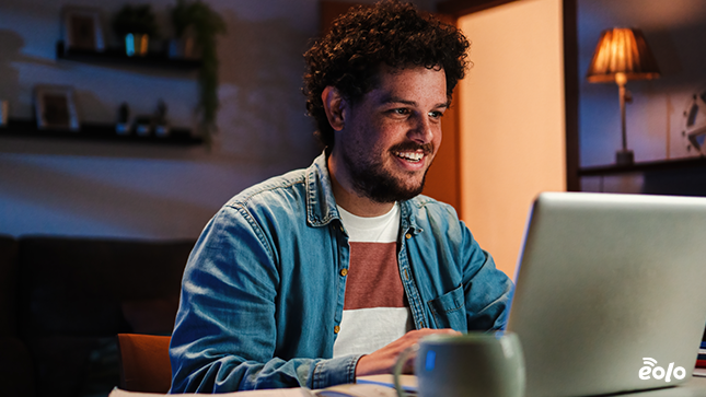 ragazzo che cancella la cronologia browser