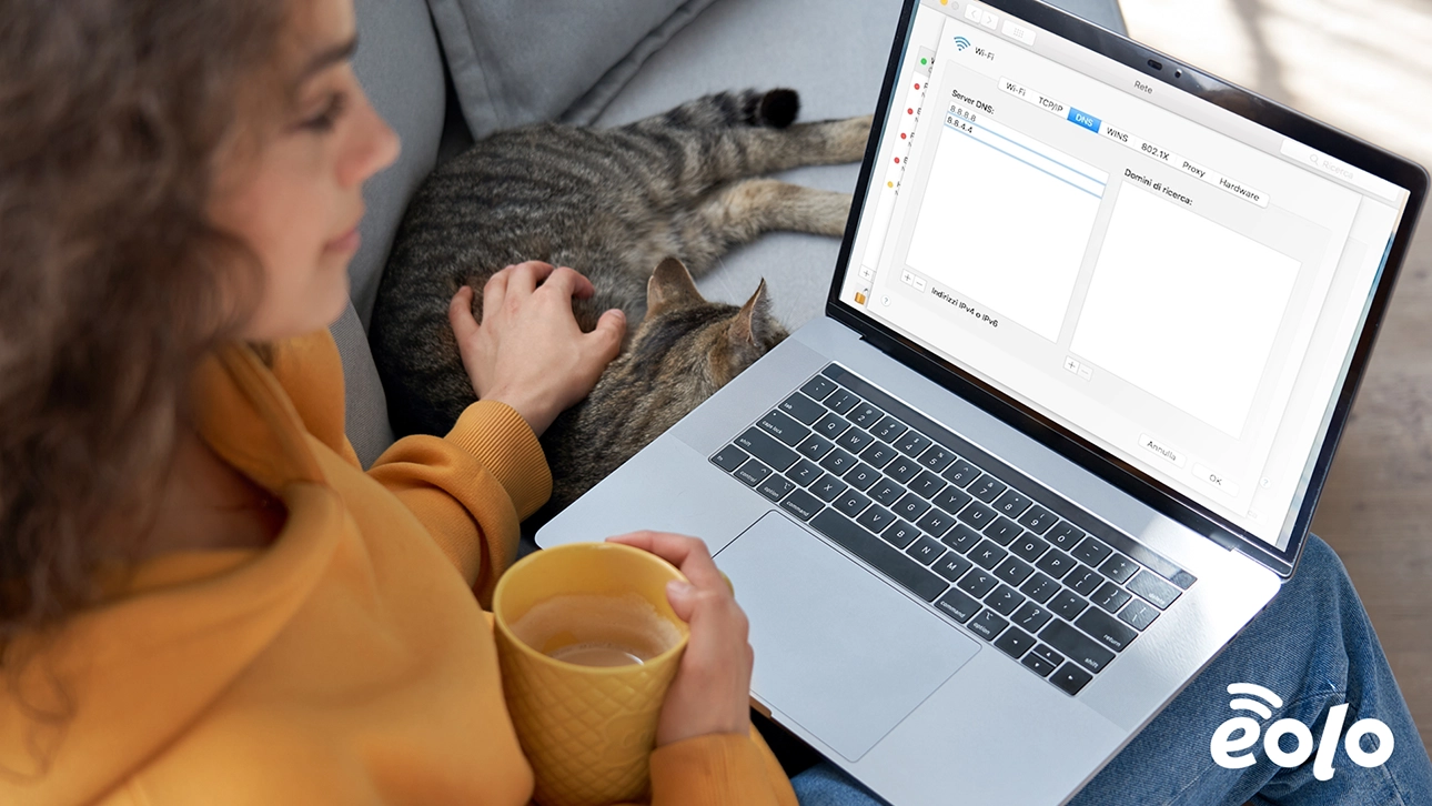 Ragazza al pc cambia server DNS