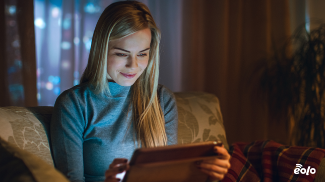 ragazza con tablet guarda serie tv