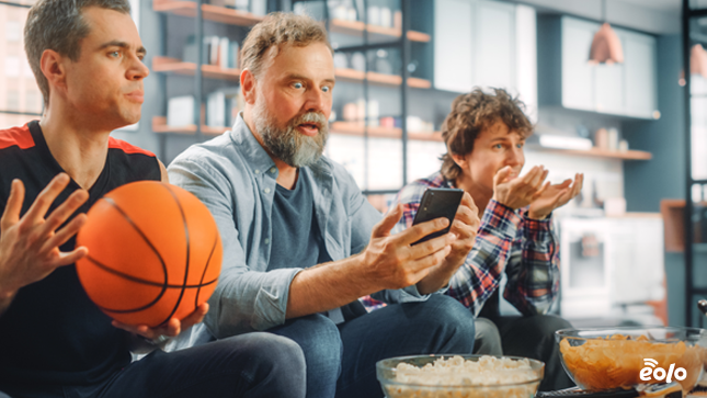 amici guardano il basket in streaming