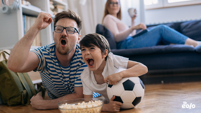 padre e figlio guardano la partita in streaming