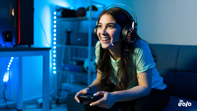 ragazza con console di gioco